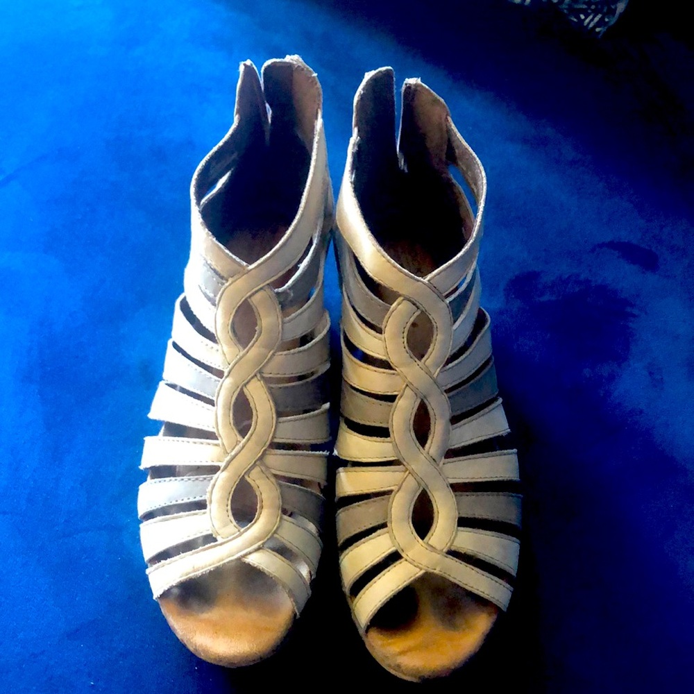 Strappy low-heeled sandals EUC